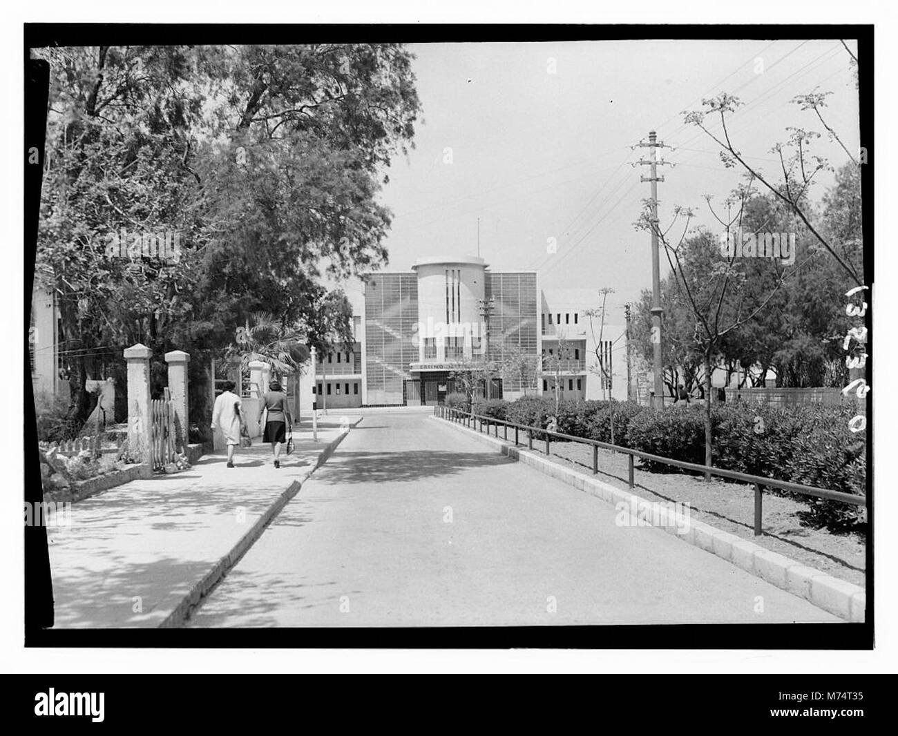 Cette image capture Haïfa, une grande ville d'Israël, mettant en valeur son port et son paysage urbain. Catalogué sous LOC matpc.12916, Haïfa est un important centre culturel et économique dans la région. Banque D'Images