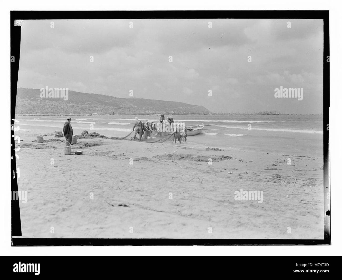 Une photographie de Haïfa, Israël, représentant le paysage de la ville et son port animé, mettant en valeur un centre urbain clé du moyen-Orient. Banque D'Images