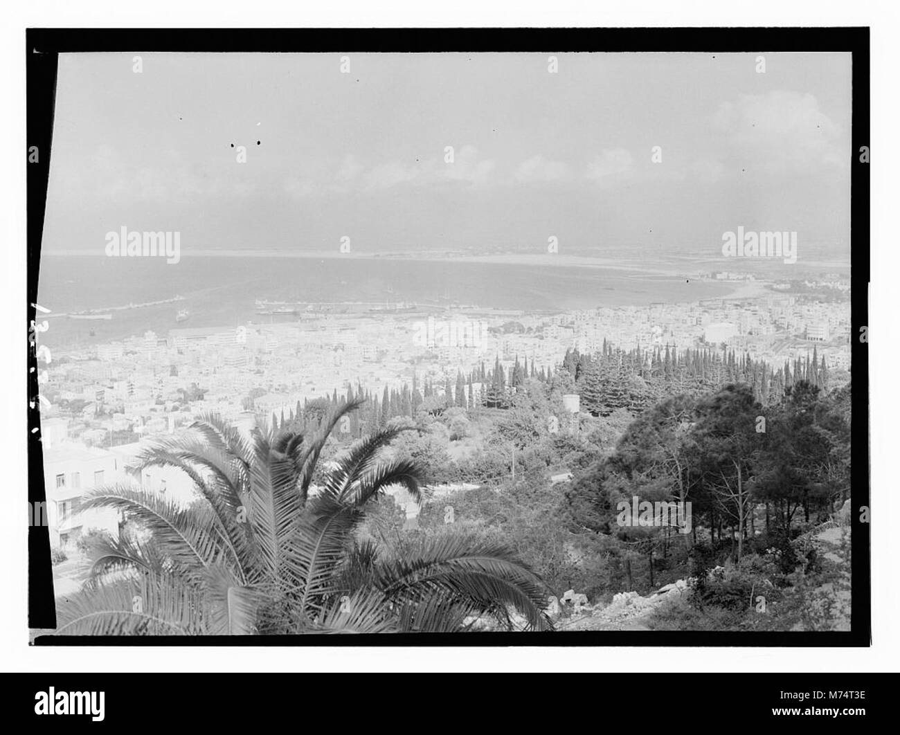 Cette image capture Haïfa, une grande ville en Israël. Il met en évidence le mélange unique de signification historique, culturelle et religieuse de la ville côtière, ainsi que son paysage urbain dynamique. Banque D'Images