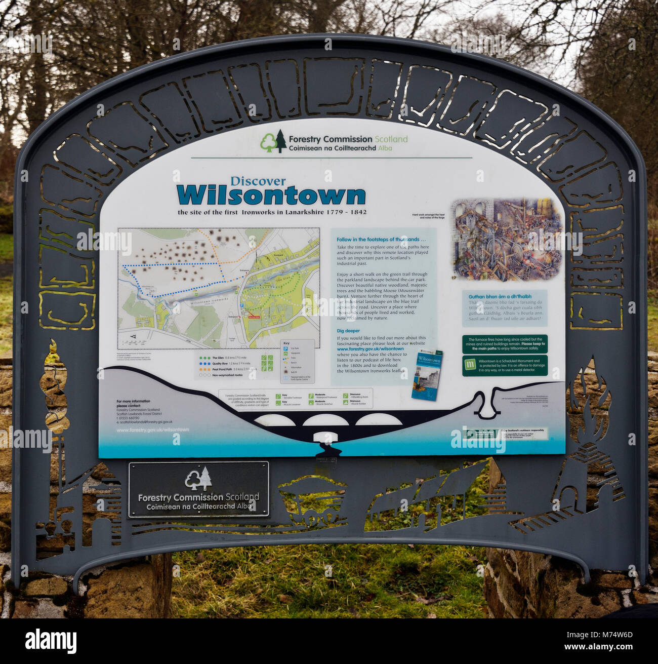 Pancarte descriptive. Wilsontown «découvrez le site de la première aciérie dans le Lanarkshire 1779 - 1842'. Wilsontown, Forth, Lanarkshire, en Écosse. Banque D'Images