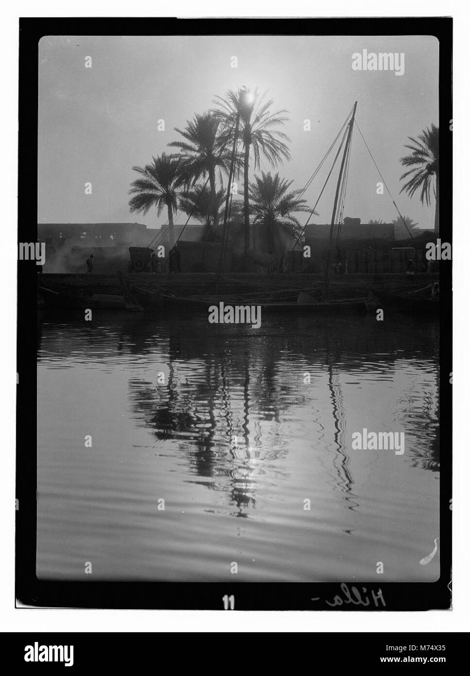 Photographie d'une femme nommée Hilla, capturant son image dans un instant franc. La photographie dépeint une scène quotidienne du début du XXe siècle. Banque D'Images