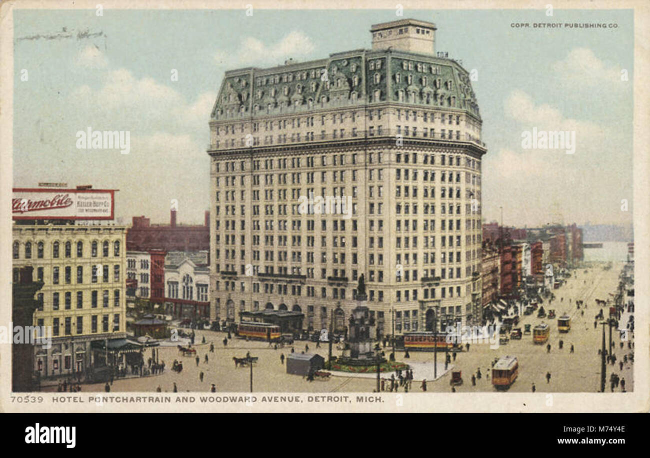 L'image représente l'hôtel Pontchartrain situé sur Woodward Avenue, mettant en valeur le style architectural et l'environnement urbain à l'époque de la photographie. Banque D'Images