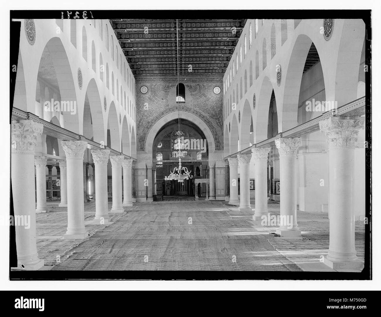Une photographie de l'intérieur de la mosquée al-Aqsa, montrant le plafond nouvellement installé en 1945. L'image fait partie de la collection de la Bibliothèque du Congrès (matpc.12557). Banque D'Images