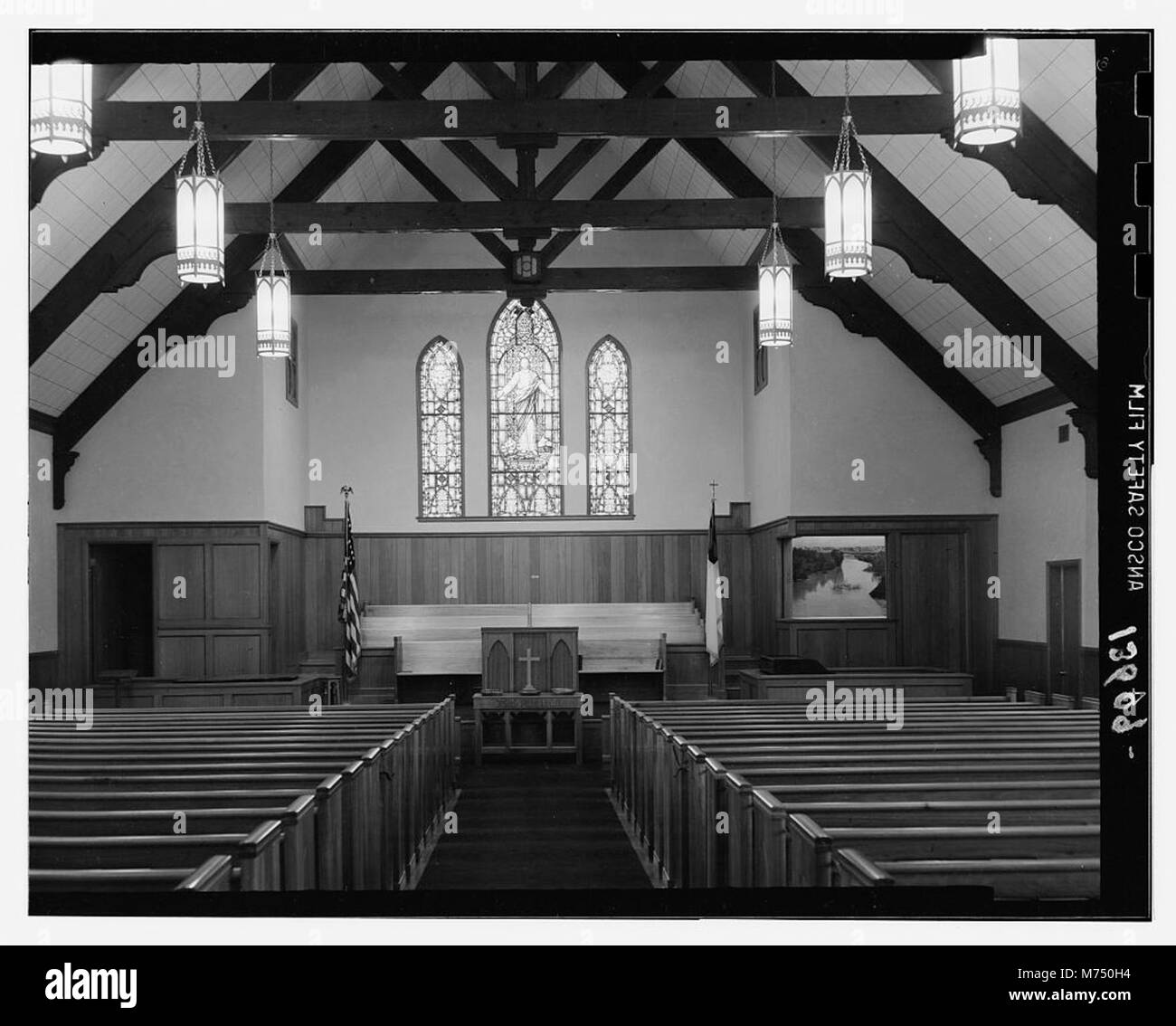 L'intérieur de l'église du Nazaréen à Glendale, en Californie, présente la peinture Jordan, une œuvre d'art religieuse importante qui rehausse l'atmosphère spirituelle de l'église. Ce cadre est un mélange d'art sacré et de design architectural. Banque D'Images