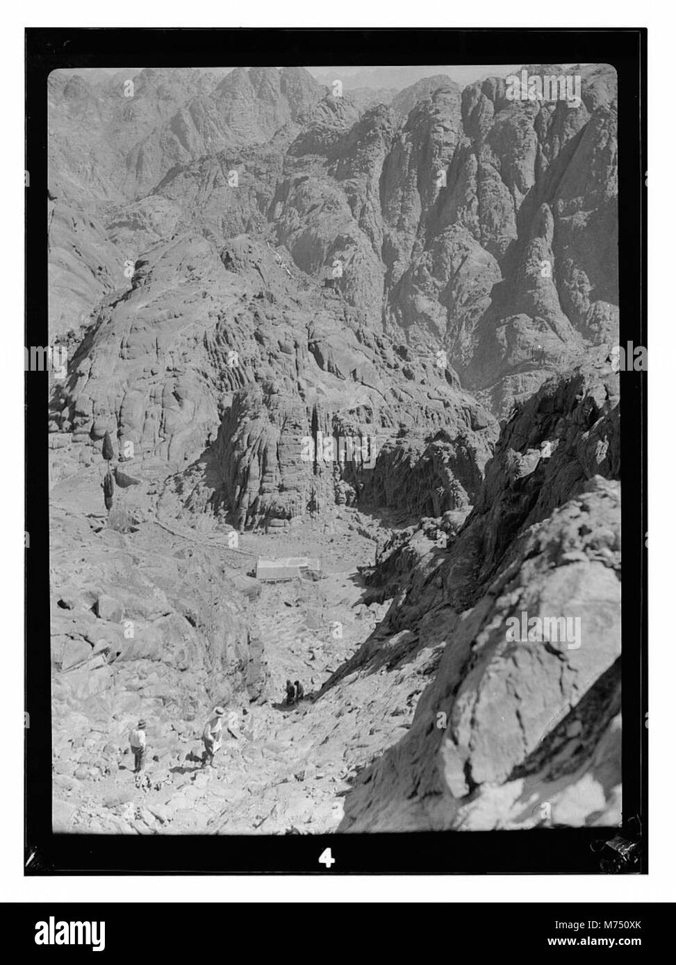 Vue sur le paysage de la région du Sinaï, connue pour son relief désertique et son importance historique. Banque D'Images