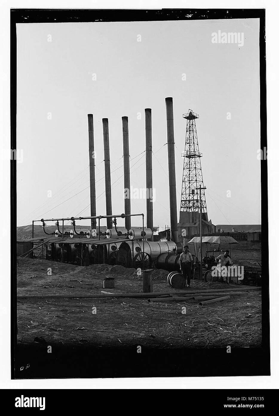 L'Iraq. Puits de pétrole et le camp de l'Iraq Petroleum Company. (5 milles au sud de Kirkouk). District de Kirkouk. Un foreur de pétrole. Montrant toute la hauteur de la tour de forage matpc LOC.13161 Banque D'Images
