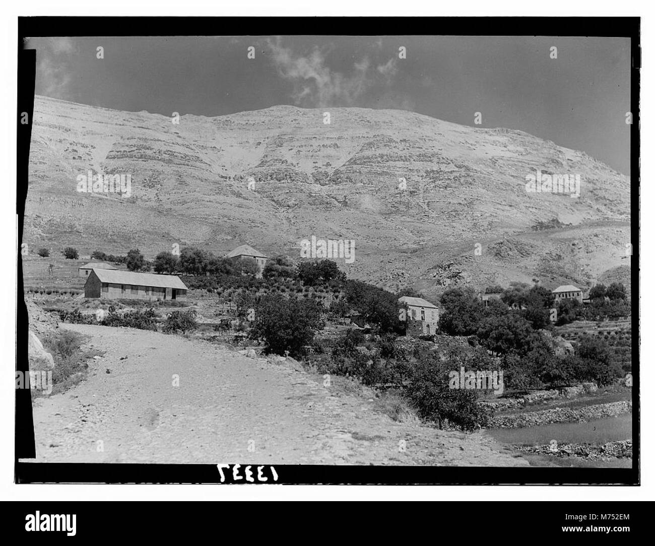 Jebel Sunnin, situé au Liban, est vu avec le village de Beskinta à son pied. La région est connue pour son abondante eau de source, contribuant à son importance agricole. Banque D'Images