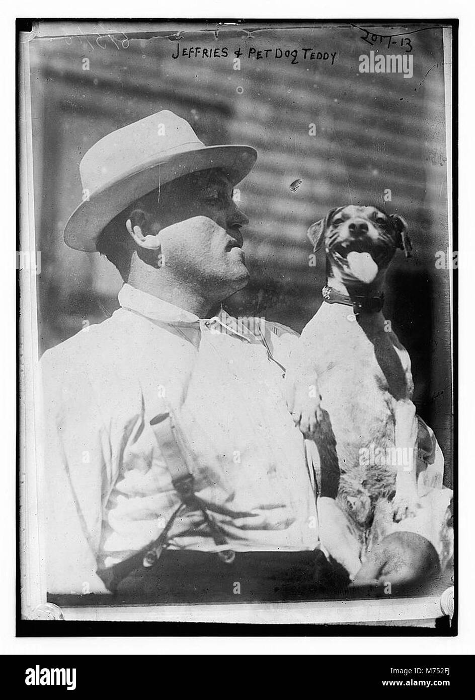 Une photographie montrant Jeffries et son chien de compagnie, Teddy. Cette image capture un moment personnel, mettant en valeur le lien entre un homme et son chien au début du XXe siècle. Banque D'Images Une photographie montrant Jeffries et son chien de compagnie, Teddy. Cette image capture un moment personnel, mettant en valeur le lien entre un homme et son chien au début du XXe siècle. Banque D'Images