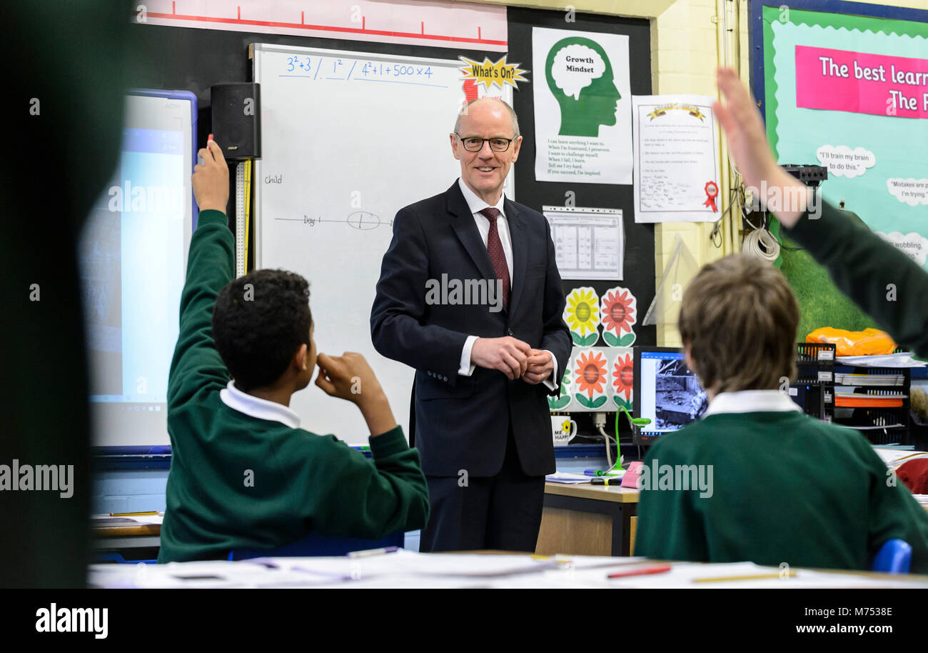 Nick Gibb MP, Ministre d'État au Ministère de l'éducation réunion imagée puils à une école primaire à Birmingham, West Midlands, Royaume-Uni Banque D'Images