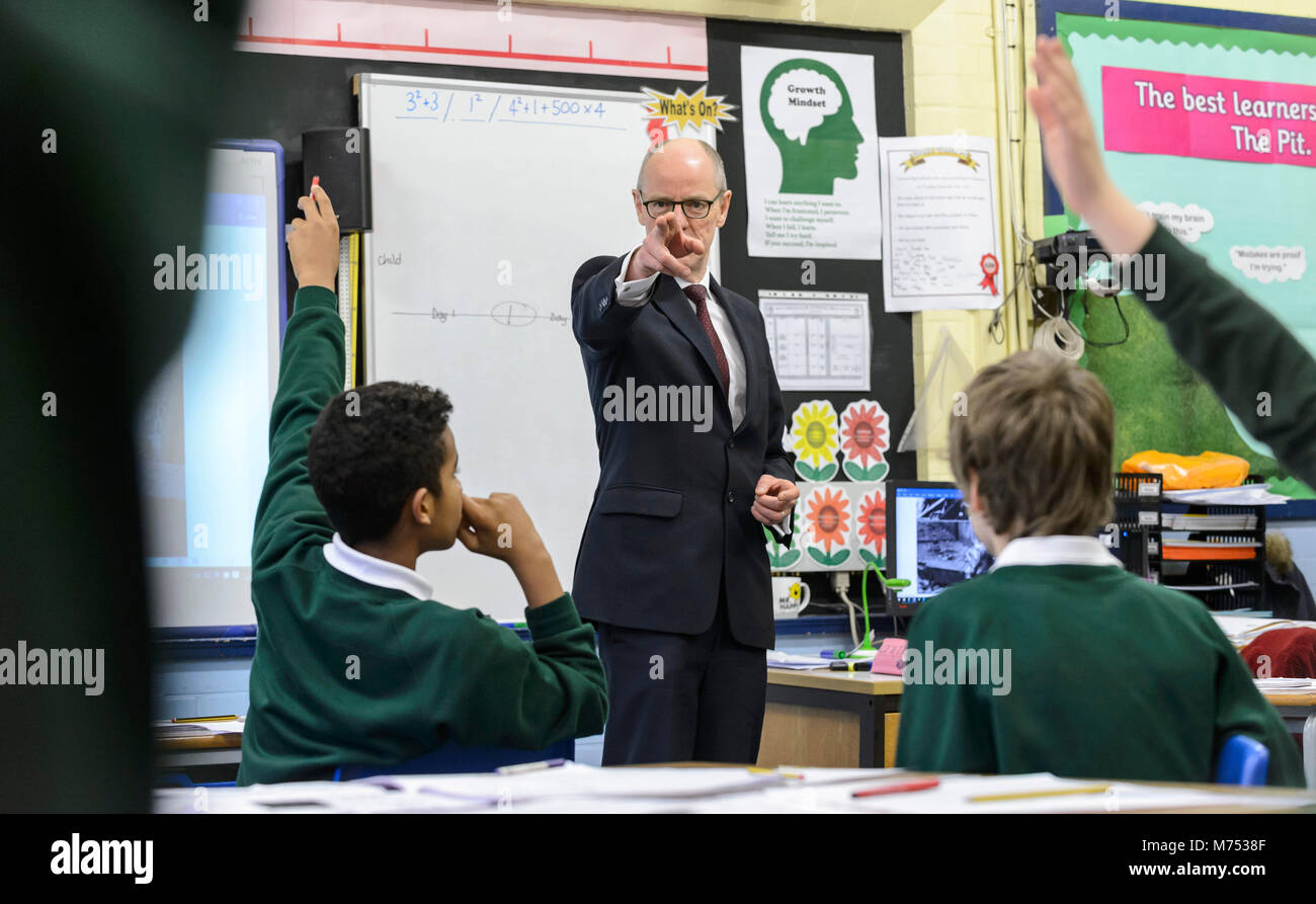 Nick Gibb MP, Ministre d'État au Ministère de l'éducation réunion imagée puils à une école primaire à Birmingham, West Midlands, Royaume-Uni Banque D'Images