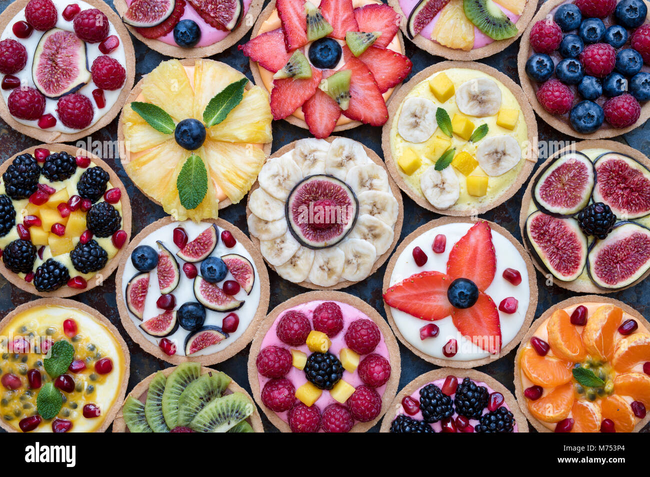 Tartes aux fruits colorés sur un fond d'ardoise Banque D'Images