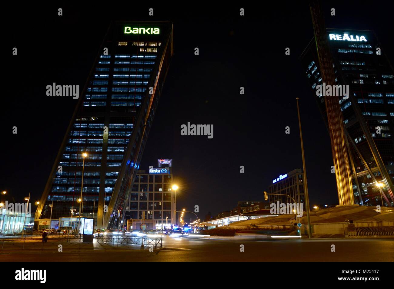 Vue nocturne de la Plaza de Castilla et son centre financier Banque D'Images