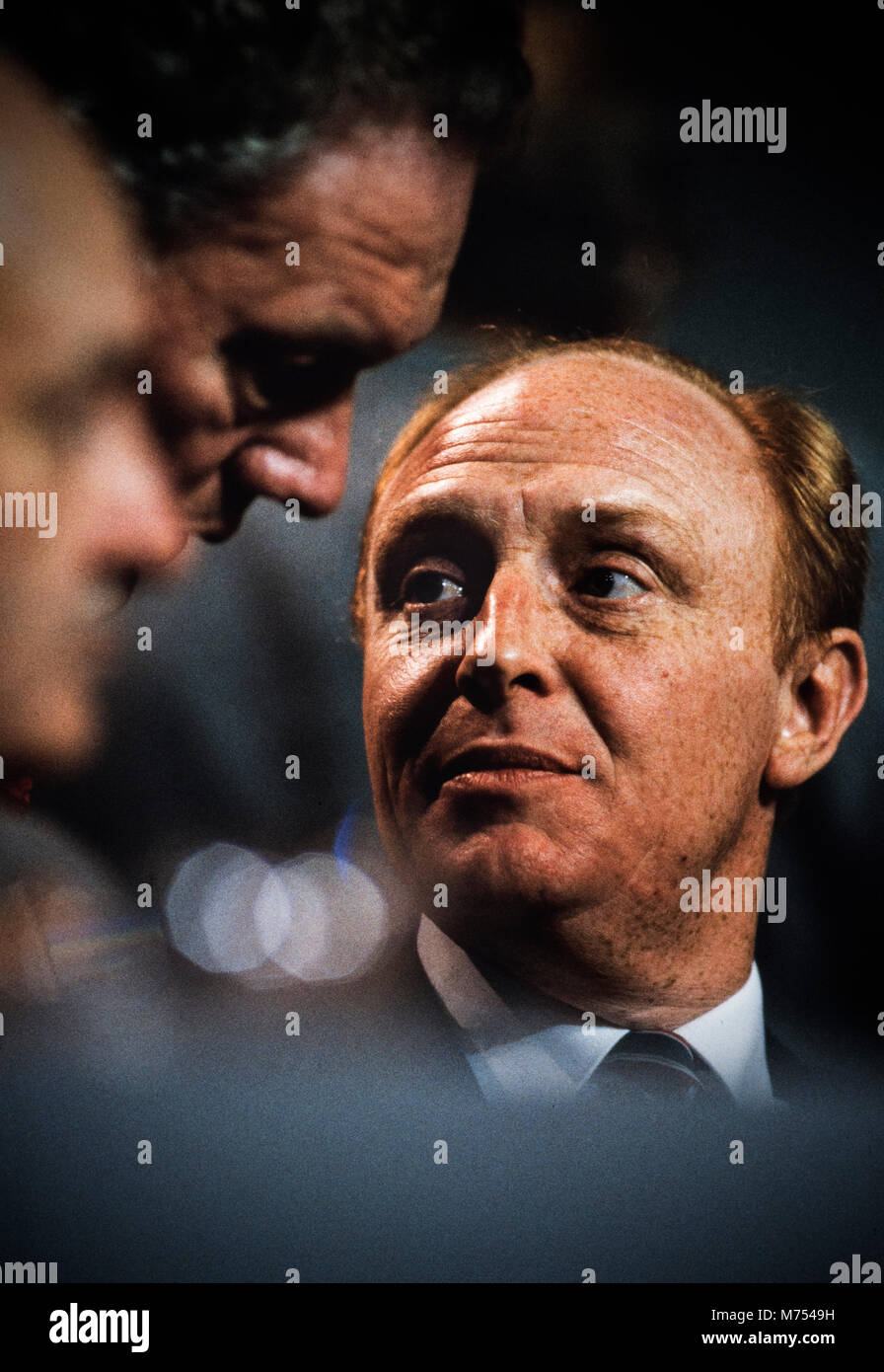 Neil Kinnock au congrès du parti travailliste, Bournmouth en octobre 1985 Neil Gordon Kinnock, Baron Kinnock, PC (né le 28 mars 1942) est un membre du parti travailliste britannique. Il a été membre du Parlement de 1970 jusqu'en 1995, d'abord pour Bedwellty puis pour Islwyn. Il était le chef du parti travailliste et chef de l'opposition de 1983 à 1992. Kinnock a mené le Parti du travail d'un surprenant quatrième défaite à l'élection générale de 1992, en dépit de la partie de l'avant dans la plupart des sondages d'opinion ; qui avaient prédit une victoire du travail étroit ou un blocage du parlement. Par la suite, il resig Banque D'Images