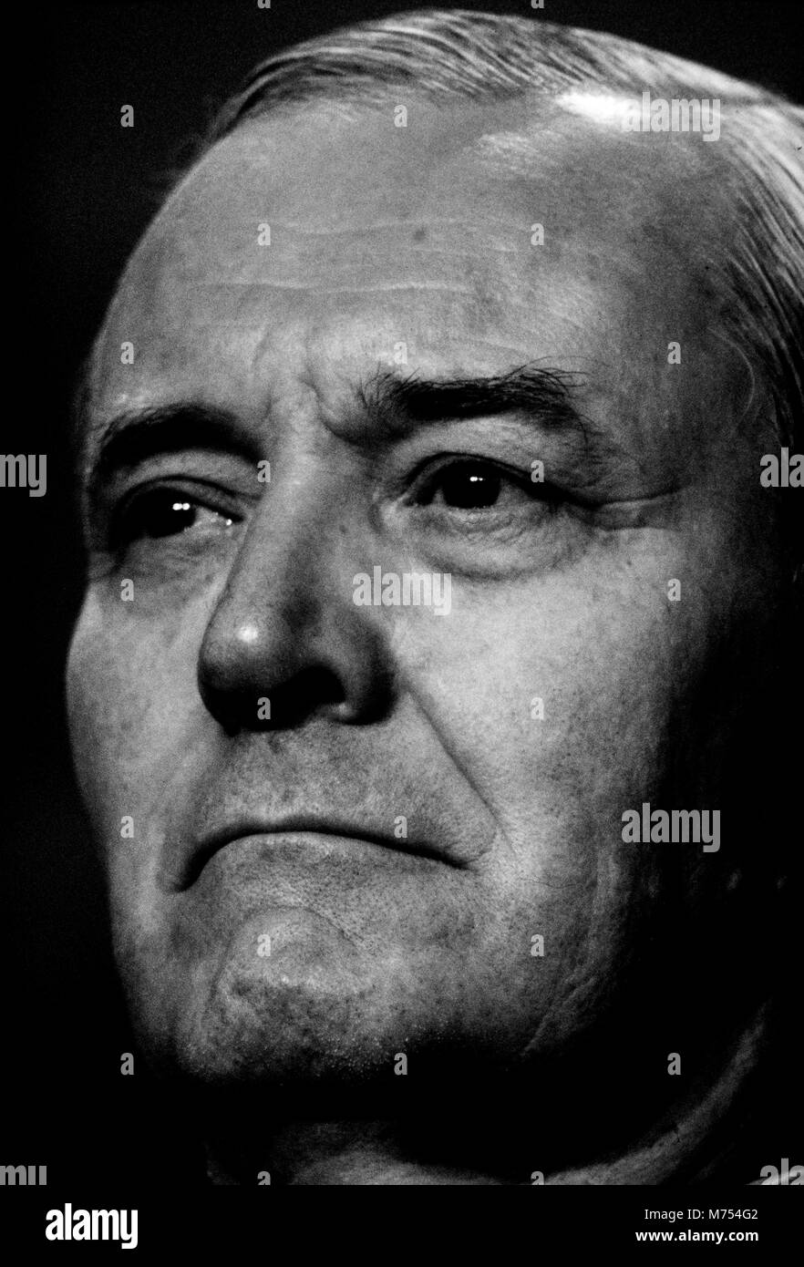 Tony Benn au congrès du parti travailliste, Bournmouth en octobre 1985 Anthony Neil Wedgwood Benn (3 avril 1925 - 14 mars 2014), à l'origine connu comme Anthony Wedgwood Benn, mais plus tard comme Tony Benn, était un homme politique français, écrivain et chroniqueuse. Il a été membre du Parlement (MP) pour 47 ans entre 1950 et 2001 les élections générales et un ministre dans les gouvernements travaillistes de Harold Wilson et James Callaghan dans les années 1960 et 1970. À l'origine un modéré, il a été identifié comme étant sur la partie gauche du disque dur a partir du début des années 1980, et a été largement considérée comme un promoteur du socialisme démocratique Banque D'Images