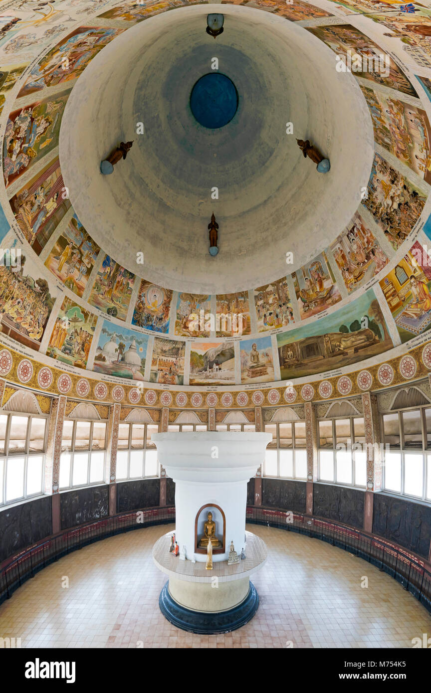 Panoramique vertical de l'intérieur d'Chaithya Annuttara Samyak buddist temple à Colombo, Sri Lanka. Banque D'Images
