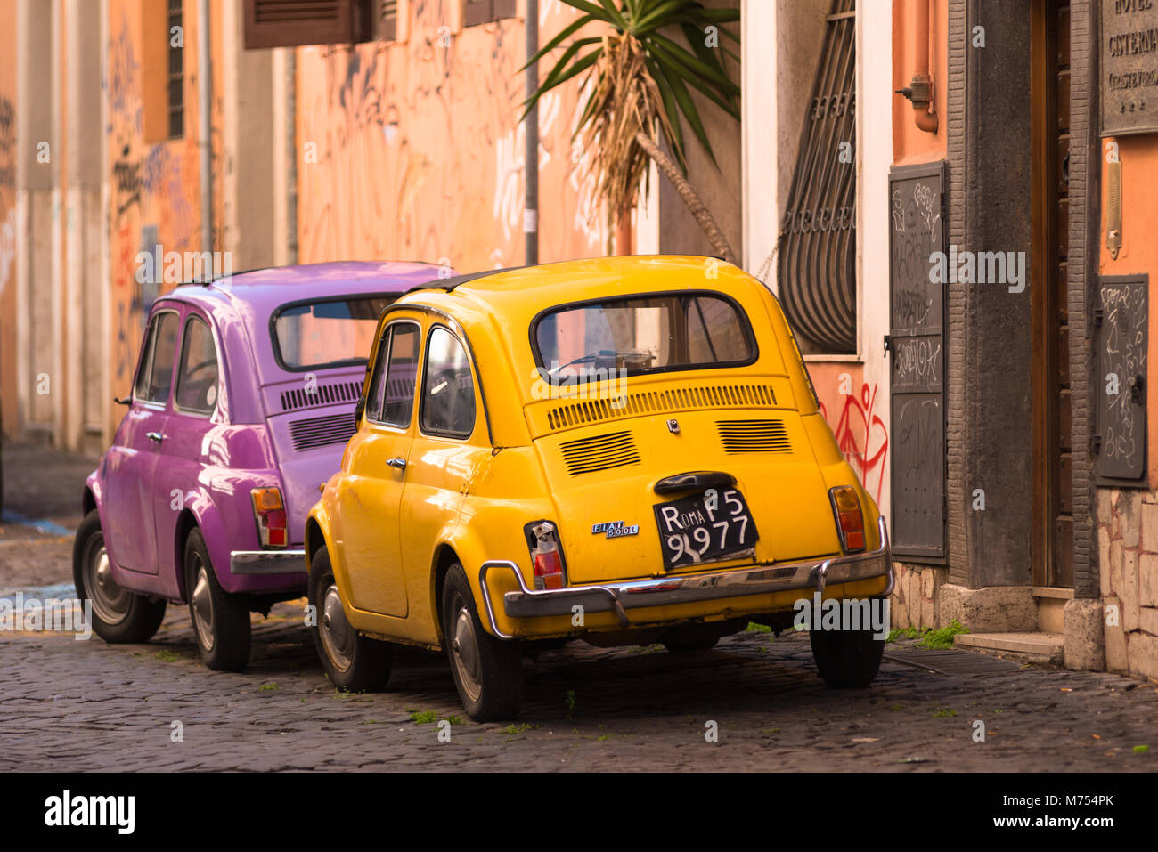 Fiat 500 classic deux voitures garées sur backstreet Trastevere, Rome, Latium, Italie. Banque D'Images