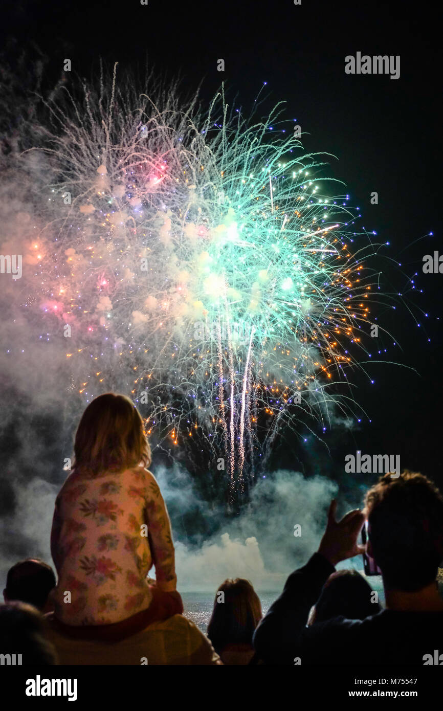 Barcelone, Espagne - 23 septembre 2017 : Les gens regardent grand feu d'artifice à la côte de Barcelone, Espagne lors de la La Mercè Festival, une grande partie Banque D'Images