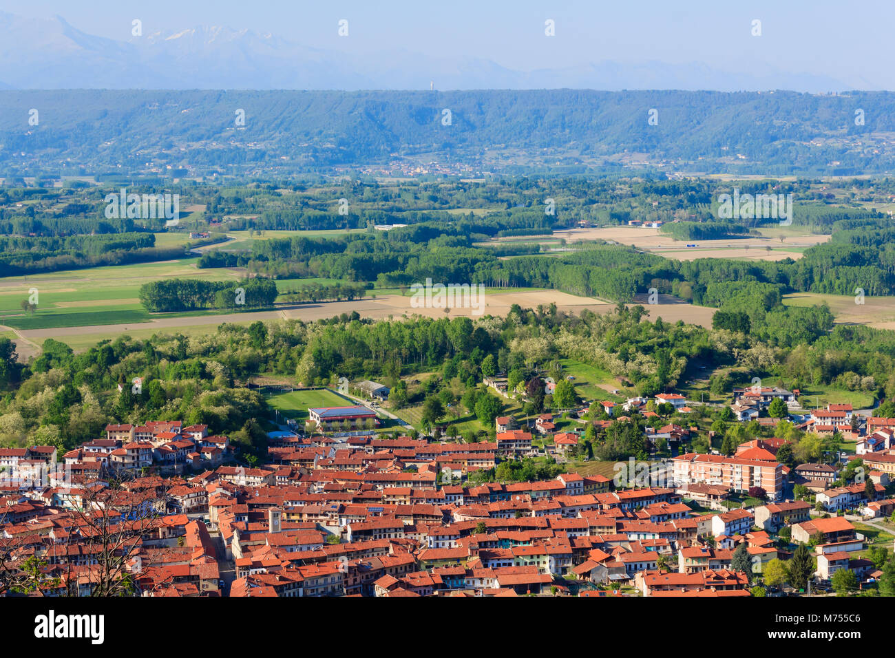 Vue panoramique de la municipalité de caravino (Italie) et de l'émissions morainiques (c'est le plus grand relief d'origine glaciaire en Europe ) Banque D'Images