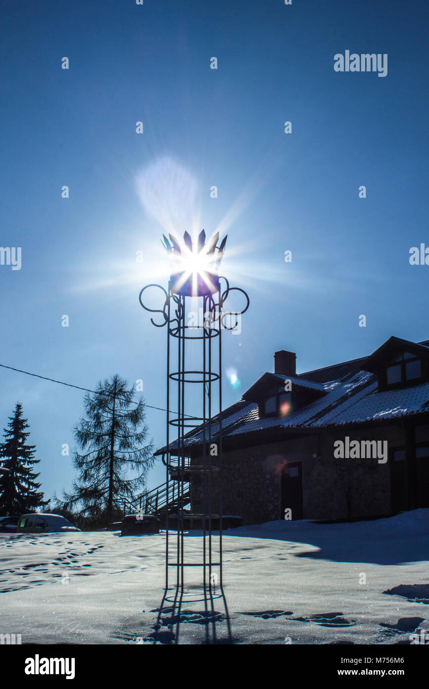 Calme, ensoleillée et froide journée d'hiver avec Sun Star qui brille à travers le métal de l'appareil photo dans l'ornement de la Couronne avec la Chambre sur un arrière-plan Banque D'Images