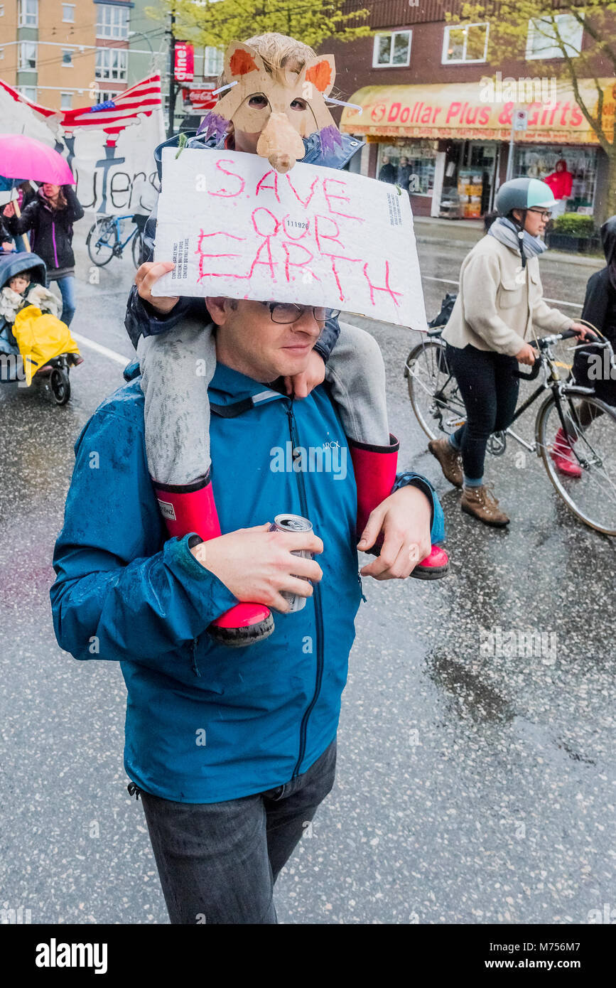 Homme et enfant à terre Day Parade et Festival, Vancouver, British Columbia, Canada Banque D'Images