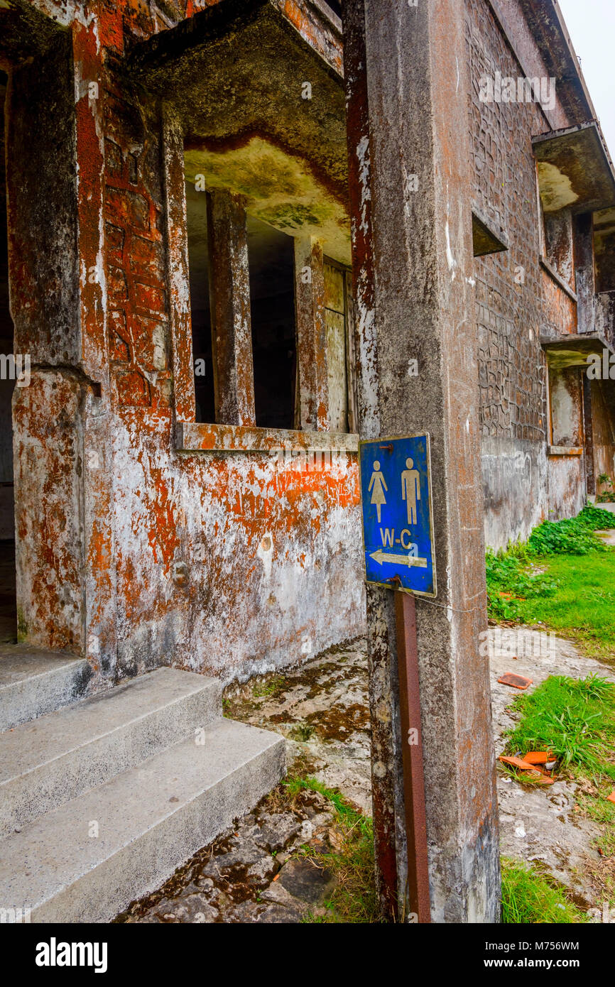 Bâtiment abandonné et toilettes signe à la montagne de Bokor, Kampot, Cambodge Banque D'Images