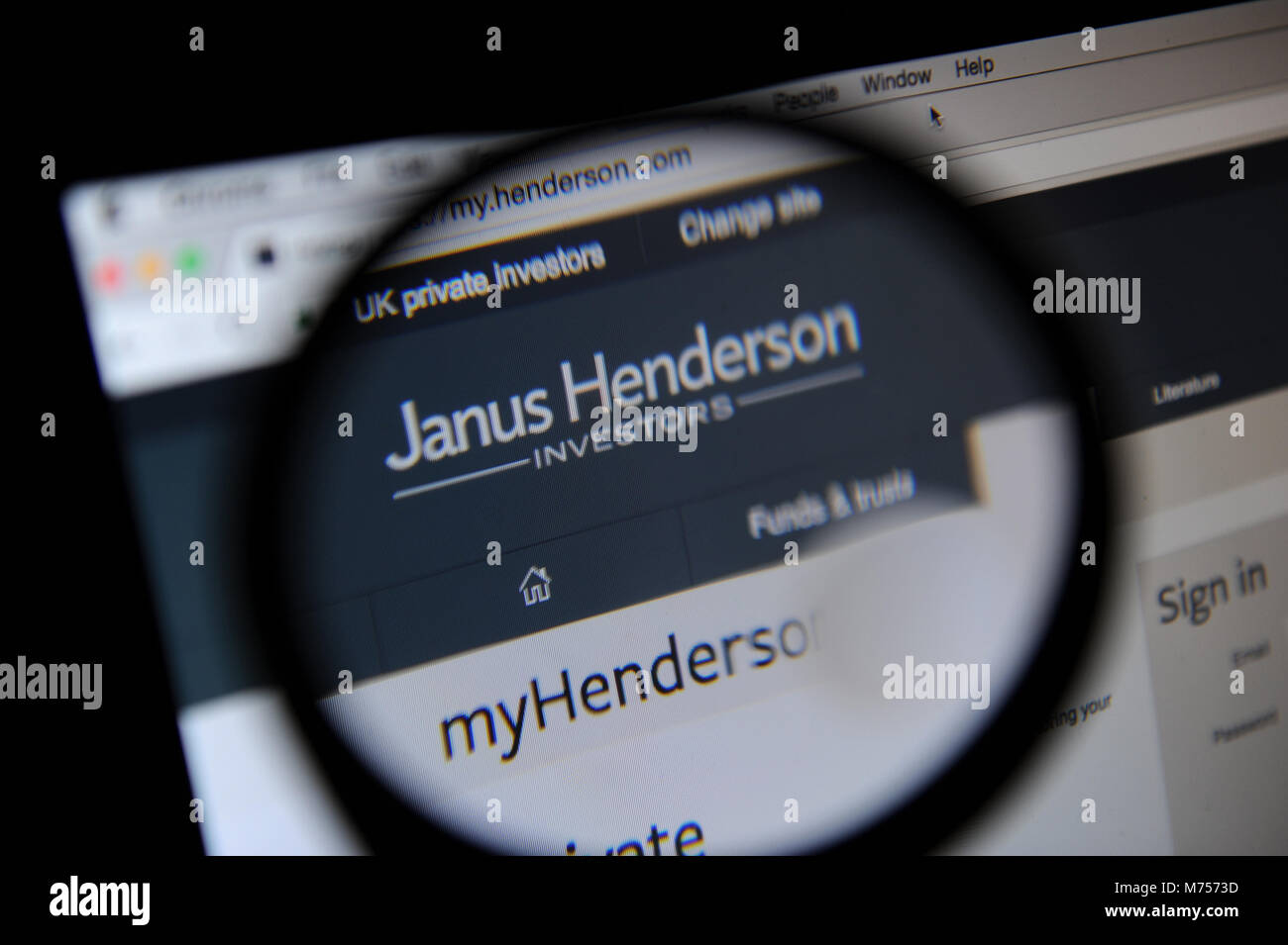 Le site internet est vu Janus Henderson à travers une loupe. Formé en 2017 Henderson Janus Janus Capital Group et lorsque Henderson Global Investor Banque D'Images