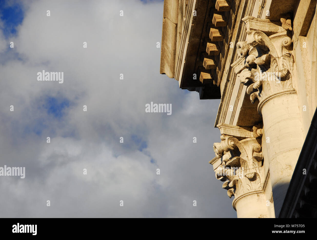 L'architecture classique. Old Stone colonne avec chapiteau corinthien de l'église de San Francesco della Vigna à Venise, conçu au 16ème siècle Banque D'Images