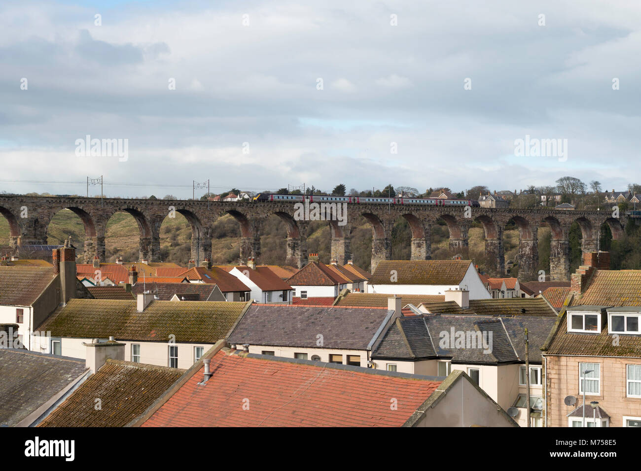 Ski express diesel train Voyager passagers passant sur le pont frontière Royale, Weymouth, Dorset, England, UK Banque D'Images