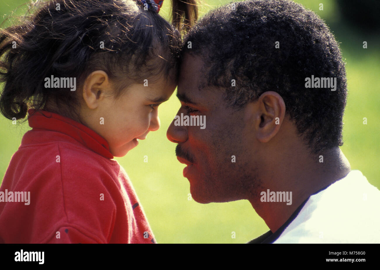 Père noir et métis fille face à face Banque D'Images