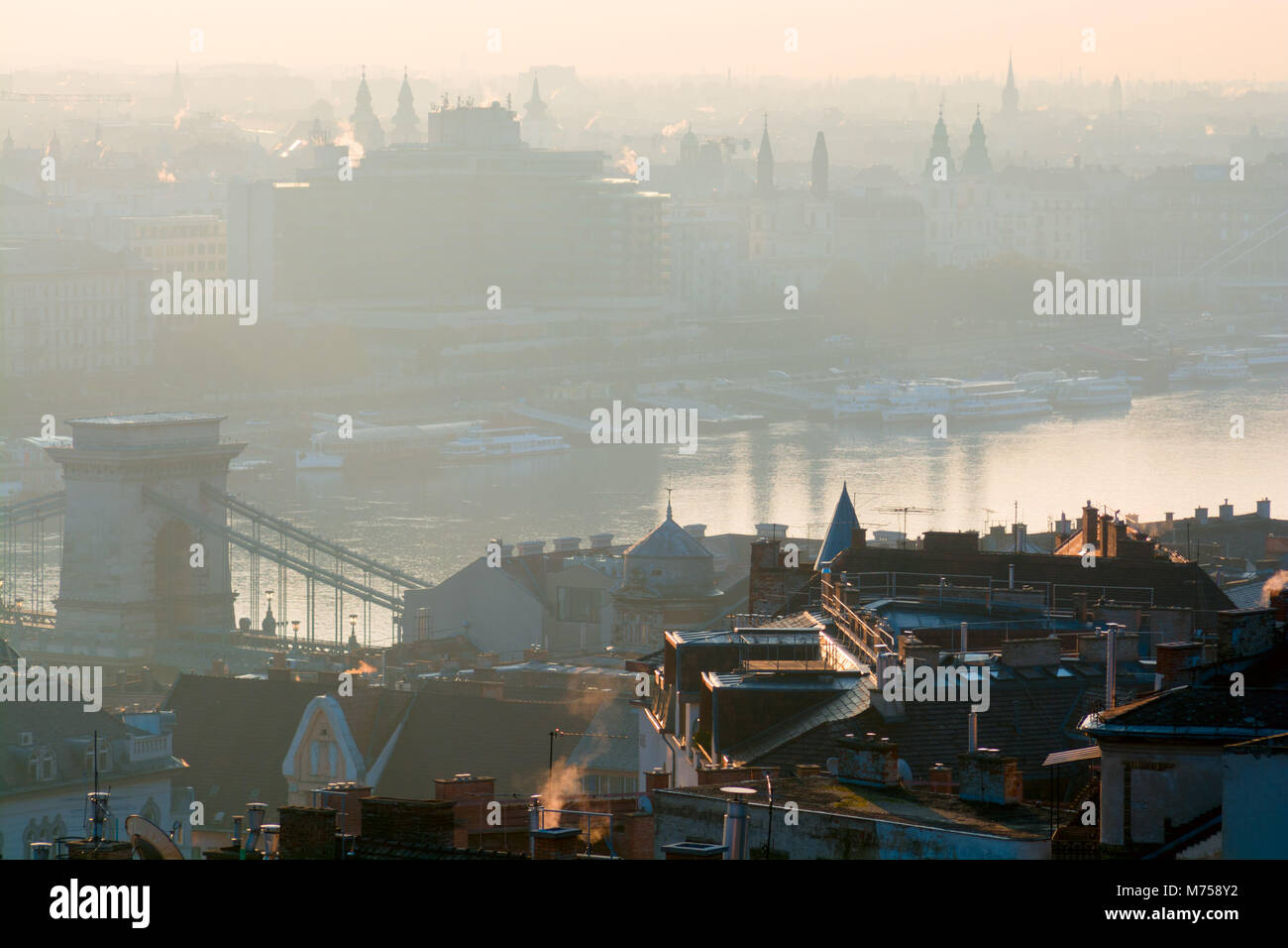 Les toits et les clochers de Buda et Pest et d'autre de la ville de Budapest, divisé par Danube dans le brouillard Banque D'Images