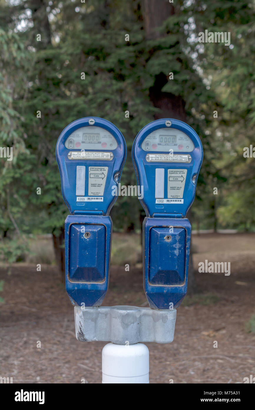 Davis, CA - le 28 janvier 2018. Parking meter bleu à l'UC Davis, ne montrant pas de temps. Ce vieux millésime mètre n'accepte que les pièces. Banque D'Images