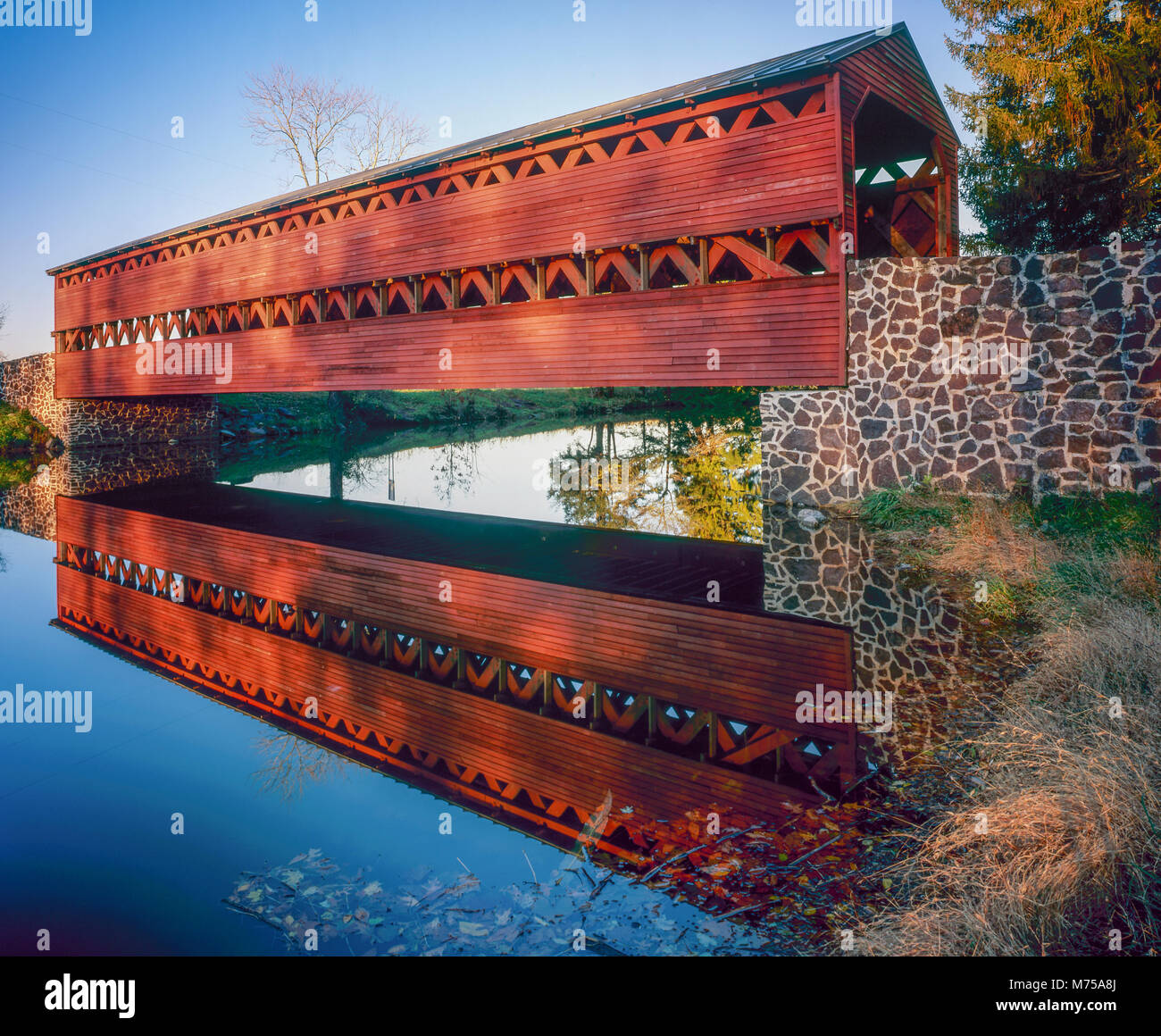Pont couvert du Sauck et réflexion, Gettysburg, Pennsylvanie, construits en 1854, figuré dans Gettysburg Civil War Battle Banque D'Images