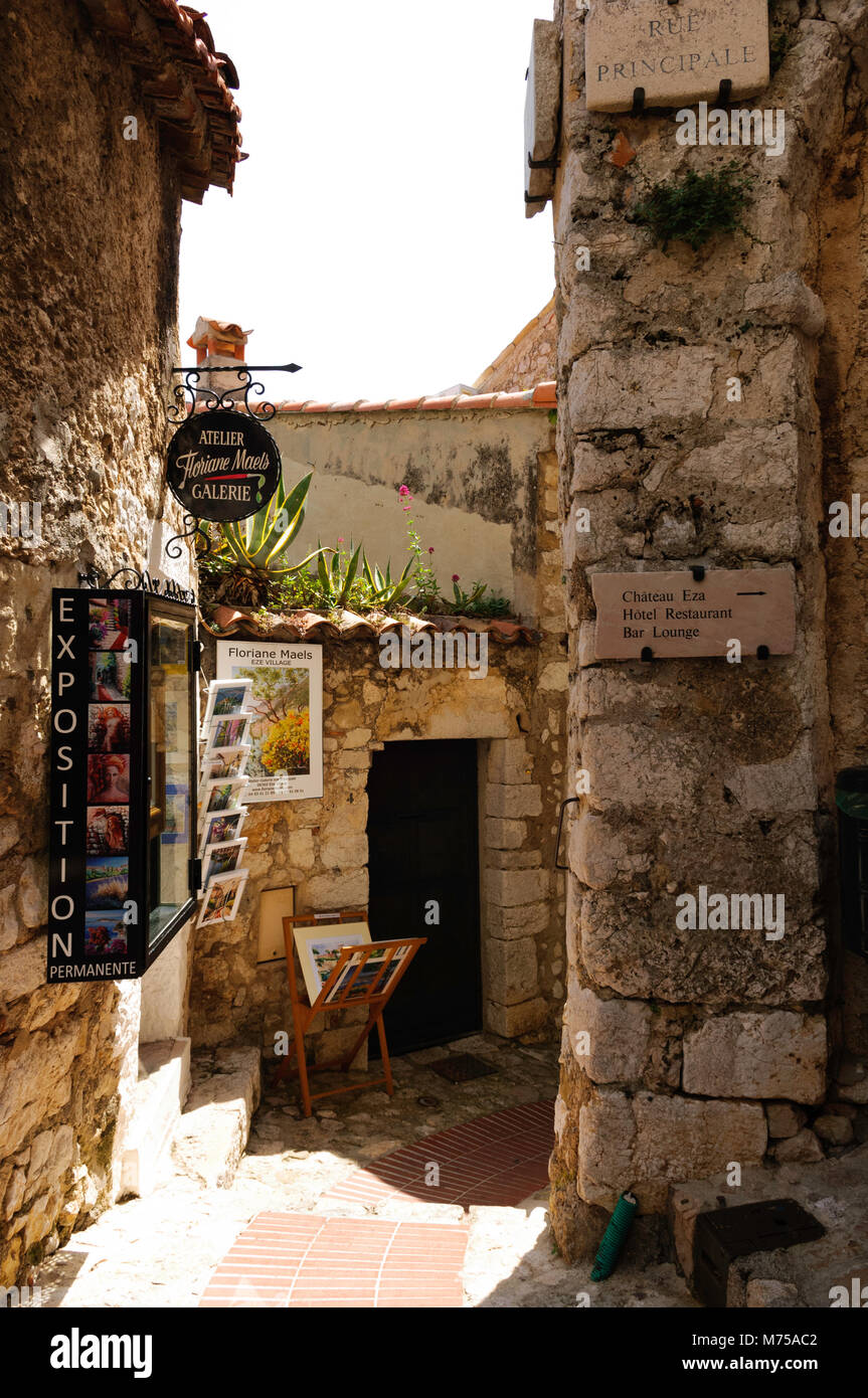 Galerie d'art à l'ancienne des rues étroites du village d'Eze Banque D'Images