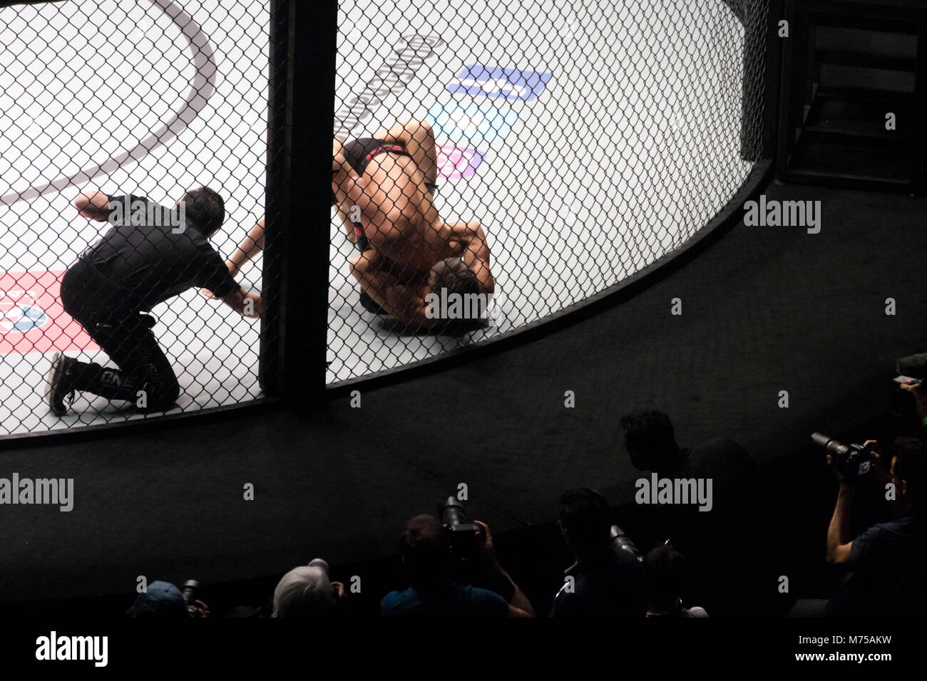 Bangkok, Thaïlande. - 9 décembre 2017 : les photographes et les journalistes sont la prise de vue et de travailler près de la cage de combat en anneau mixte sport extrême martia Banque D'Images