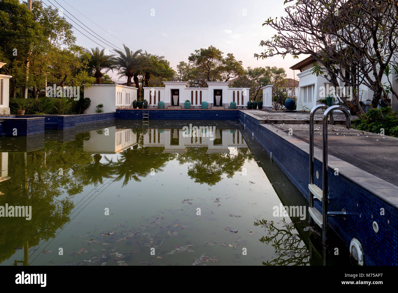 La piscine publique de vieux abandonnés dans un projet immobilier d'Asie après avoir failli d'affaires à partir de la crise économique. Banque D'Images