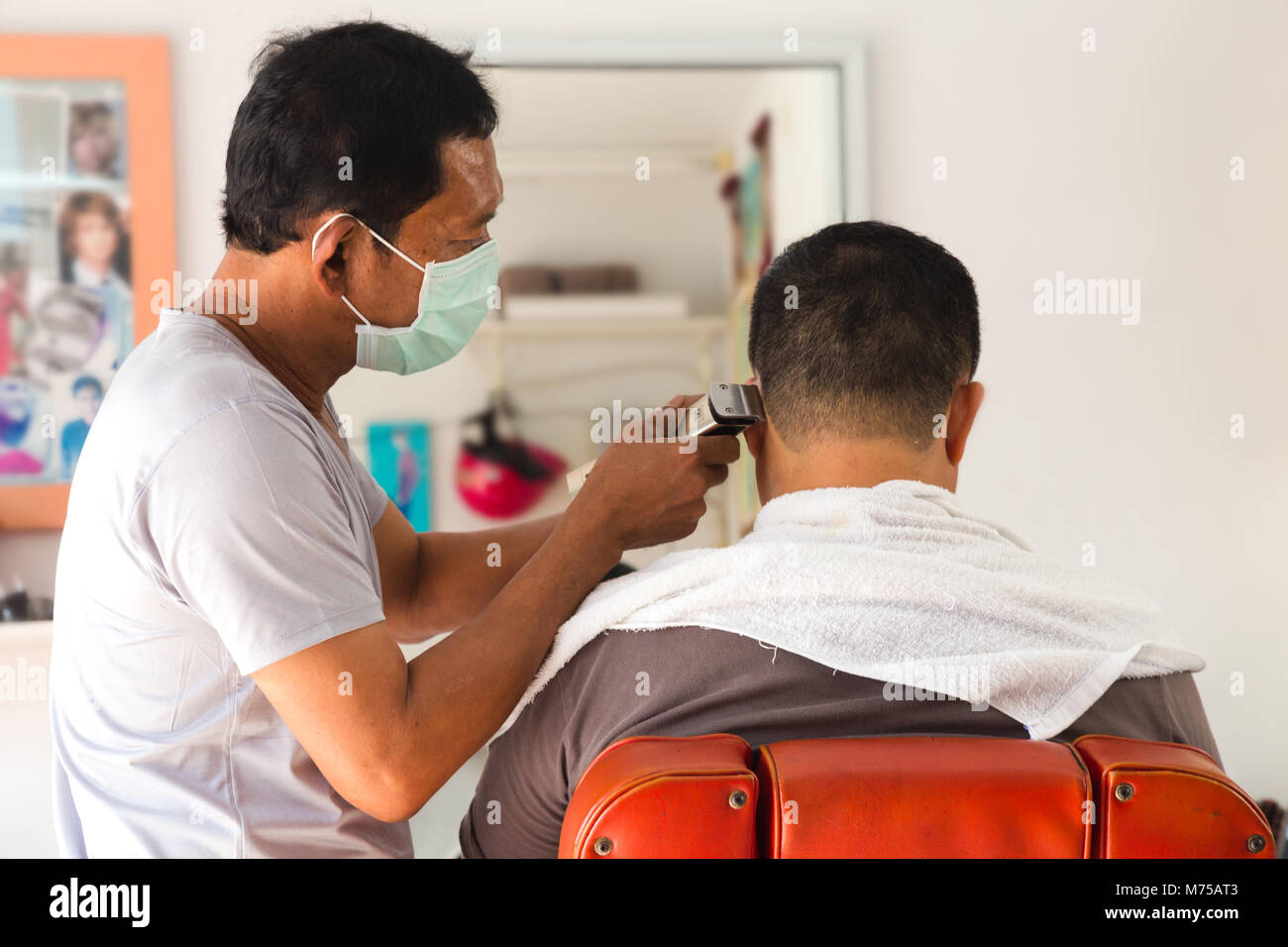 Bangkok, Thaïlande - 7 mars, 2018 : hommes coiffure est confiant d'Asie en utilisant hair clipper à la coupe de cheveux de client à barbershop local à Bangkok, Th Banque D'Images
