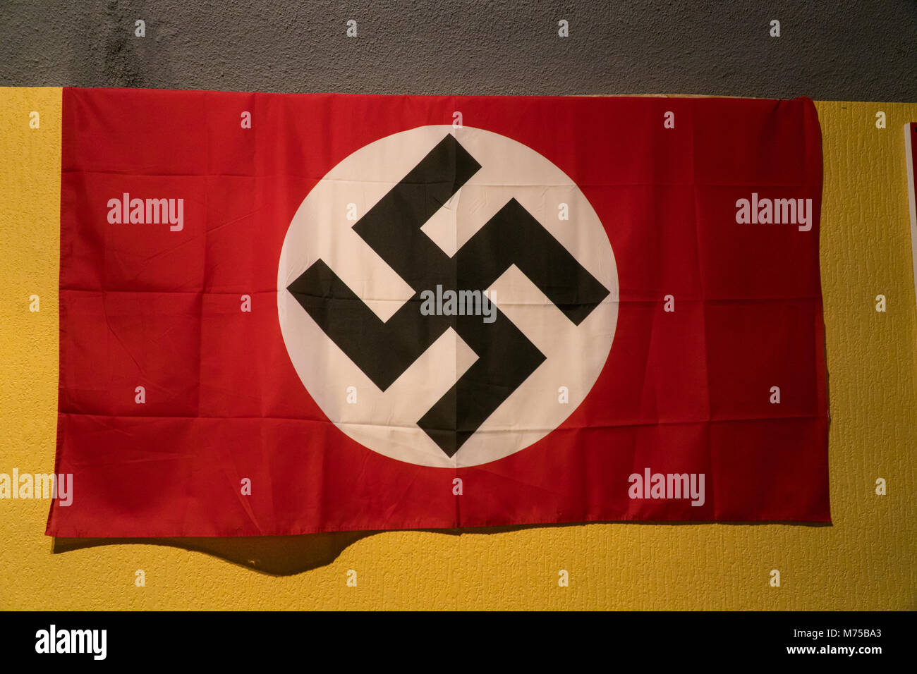 Drapeau nazi sur l'affichage dans les tunnels de guerre de Jersey, Jersey, Channel Islands Banque D'Images