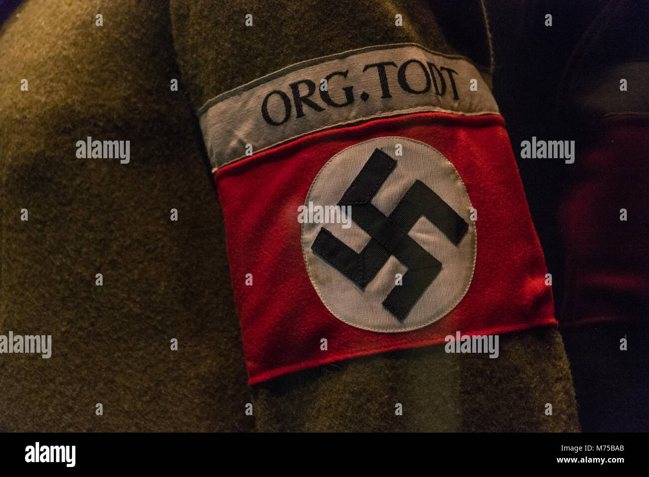 Brassard à croix gammée nazie signifiant Organisation Todt sur l'affichage à l',Jersey War Tunnels,Channel Islands Banque D'Images