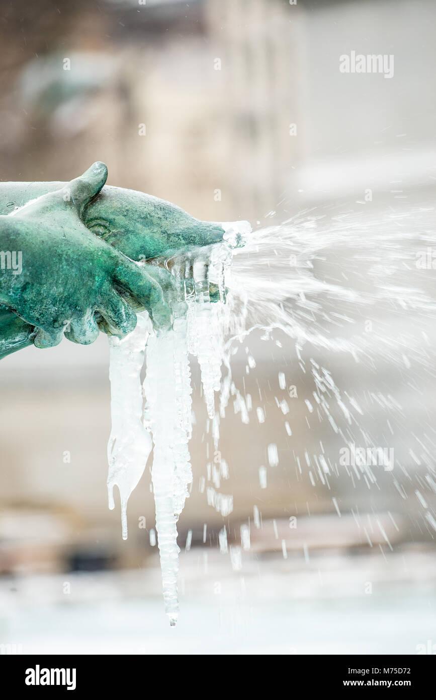 L'eau des fontaines et des sculptures à Trafalgar Square, Londres, stand gelé et recouvert de glace, après de récentes les rigueurs de l'hiver a frappé la capitale. Banque D'Images