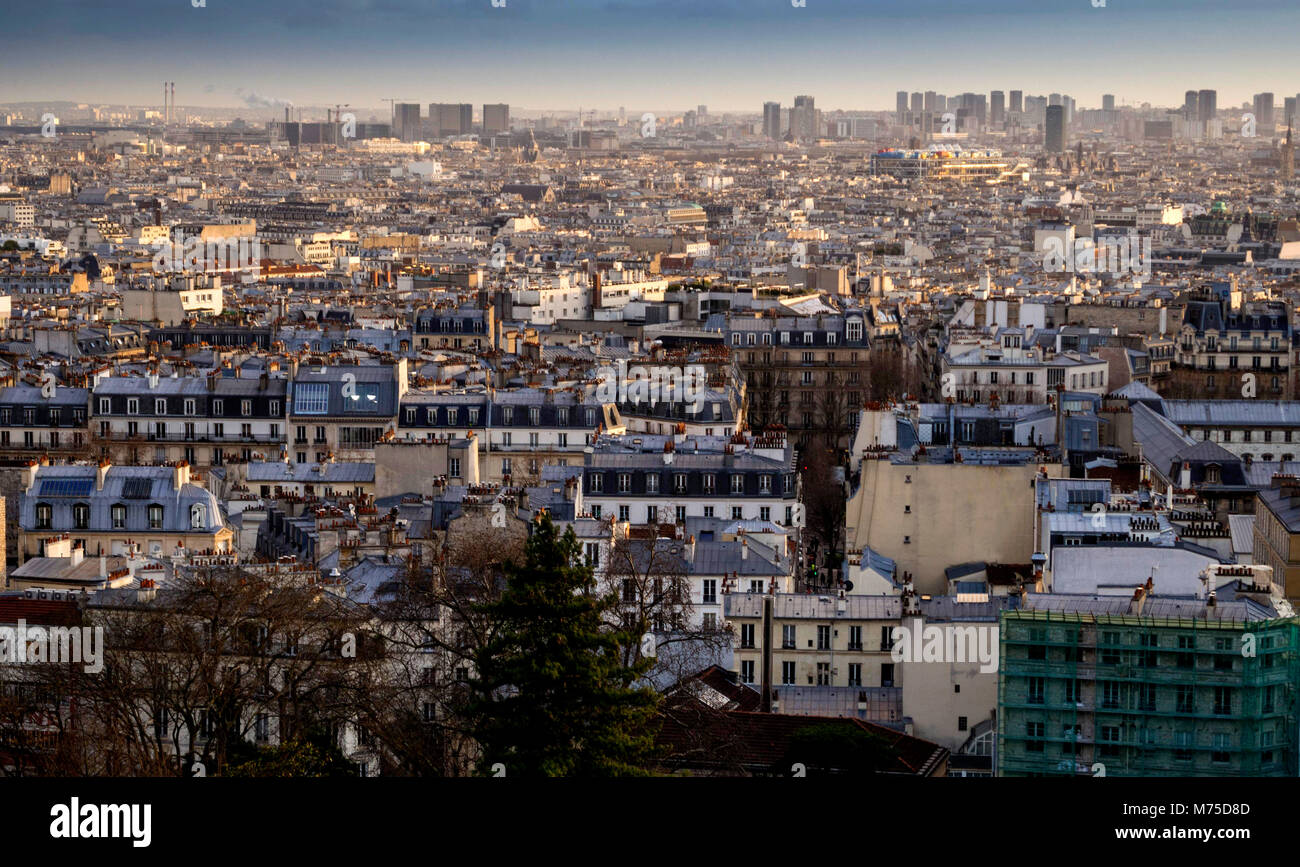 Paris 18e arr, vue sur les toits de Paris depuis la Butte Montmartre. Ile de France. France Banque D'Images