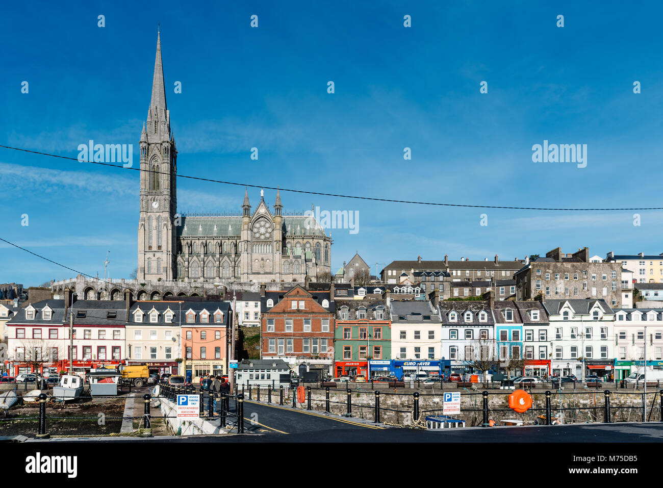 Cobh, Irlande - 9 novembre, 2017 : Bord de Cobh avec en arrière plan la cathédrale saint Colman un matin ensoleillé avec ciel bleu. Cobh est un pittoresque iris Banque D'Images