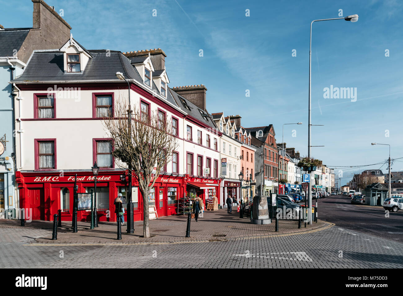 Cobh, Irlande - 9 novembre, 2017 : vue pittoresque de promenade de petite ville irlandaise avec ses boutiques traditionnelles Banque D'Images