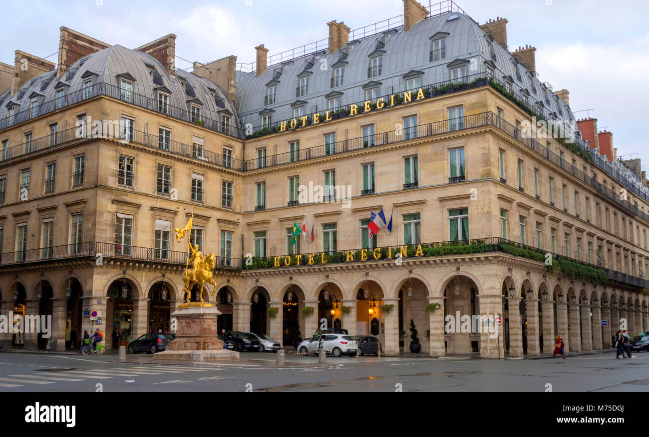 Statue équestre de Jeanne d'Arc devant l'hôtel Regina. Paris. Ile de France. France Banque D'Images