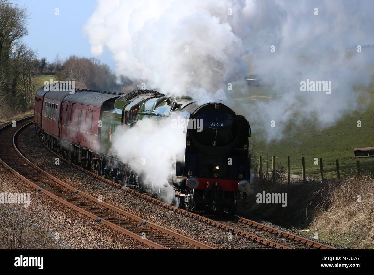 35018 train à vapeur de la ligne de l'Inde britannique sur l'exécution d'un test à partir de la comunidad de la ferme, près de Starricks Borwick. Banque D'Images