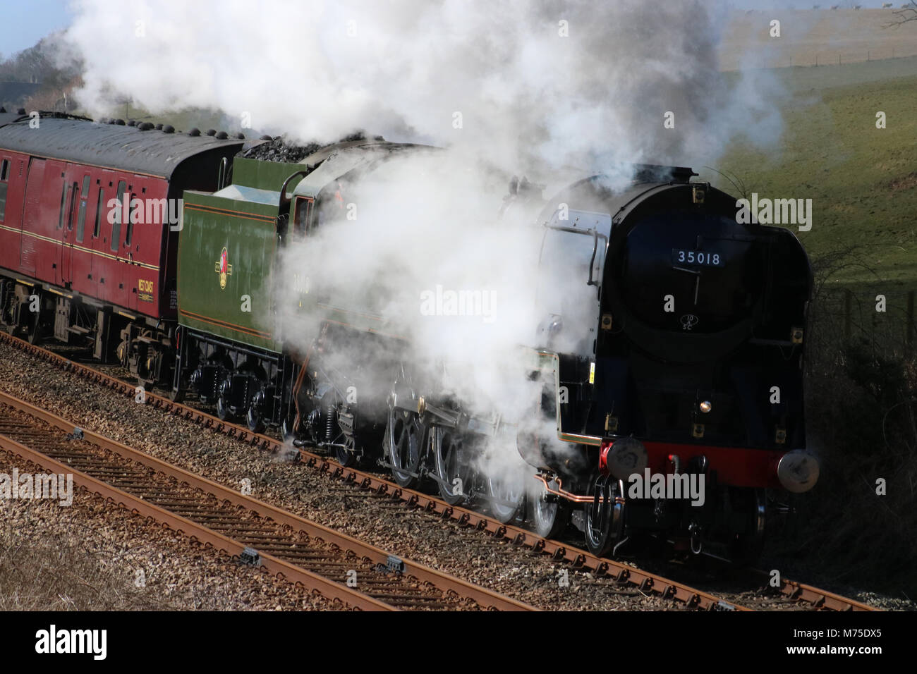 35018 train à vapeur de la ligne de l'Inde britannique sur l'exécution d'un test à partir de la comunidad de la ferme, près de Starricks Borwick. Banque D'Images