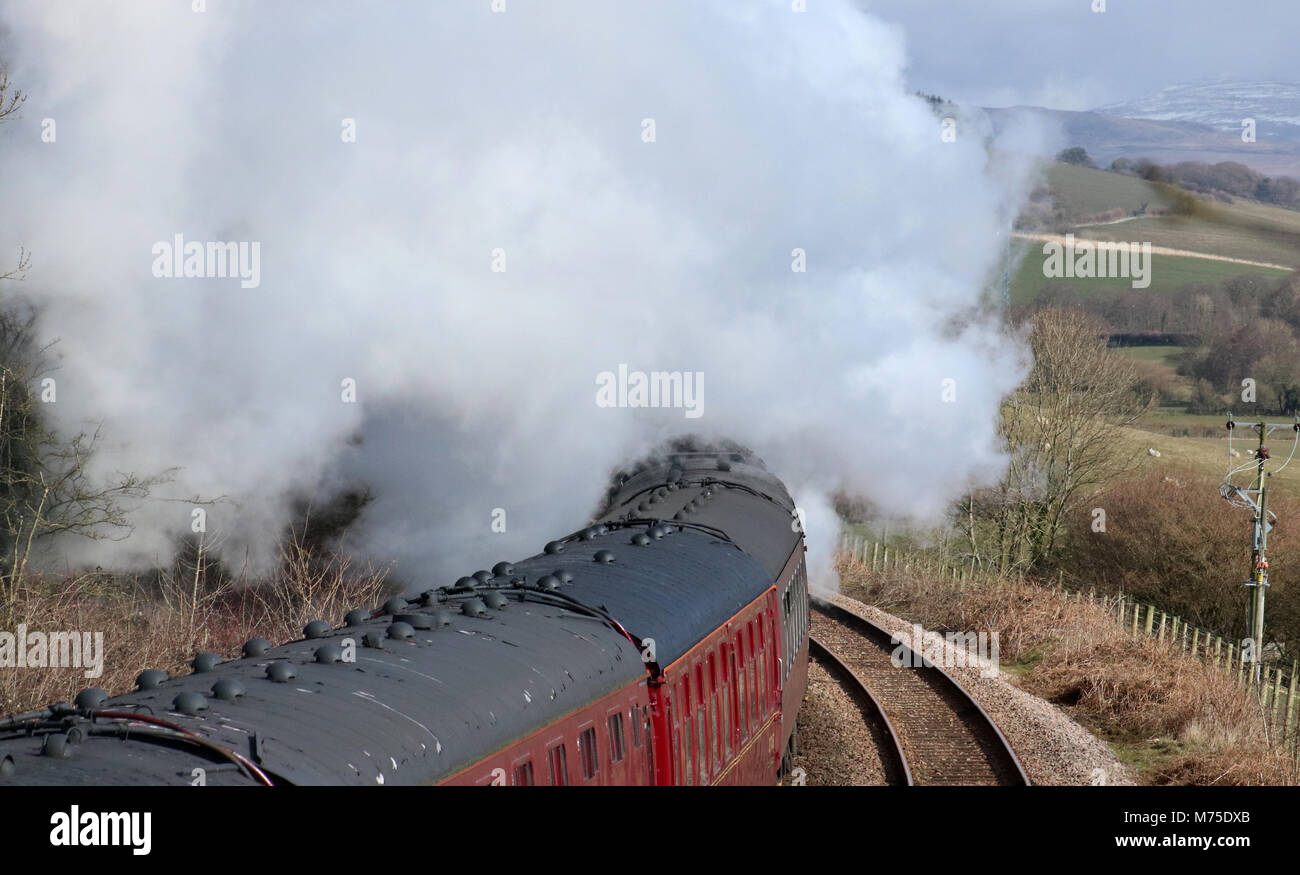 35018 train à vapeur de la ligne de l'Inde britannique sur l'exécution d'un test à partir de la comunidad de la ferme, près de Starricks Borwick. Banque D'Images
