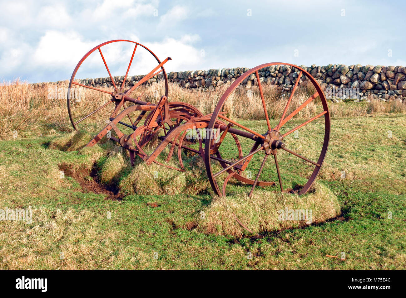 Rusty old farm machinery sur l'île de Mull Banque D'Images