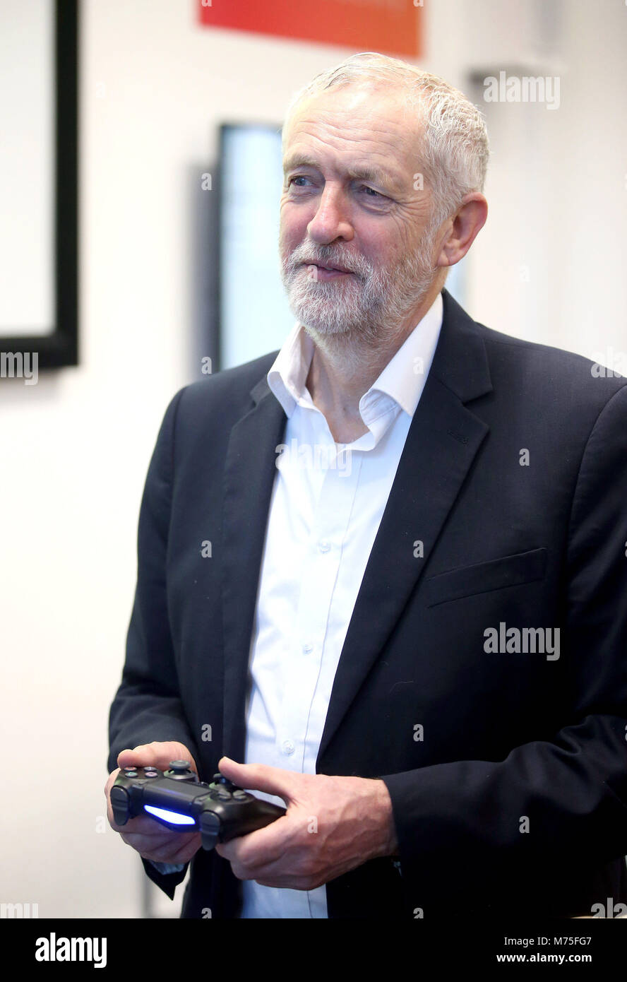 Retransmettre LA CORRECTION CORRECTE EMPLACEMENT LÉGENDE CI-DESSOUS leader travailliste Jeremy Corbyn a un rendez-vous à un jeu PlayStation développé par des étudiants, au cours d'une visite à l'Université Abertay à Dundee avant qu'il s'adresse aux délégués à la conférence du parti travailliste écossais dans la ville Hall Caird. Banque D'Images