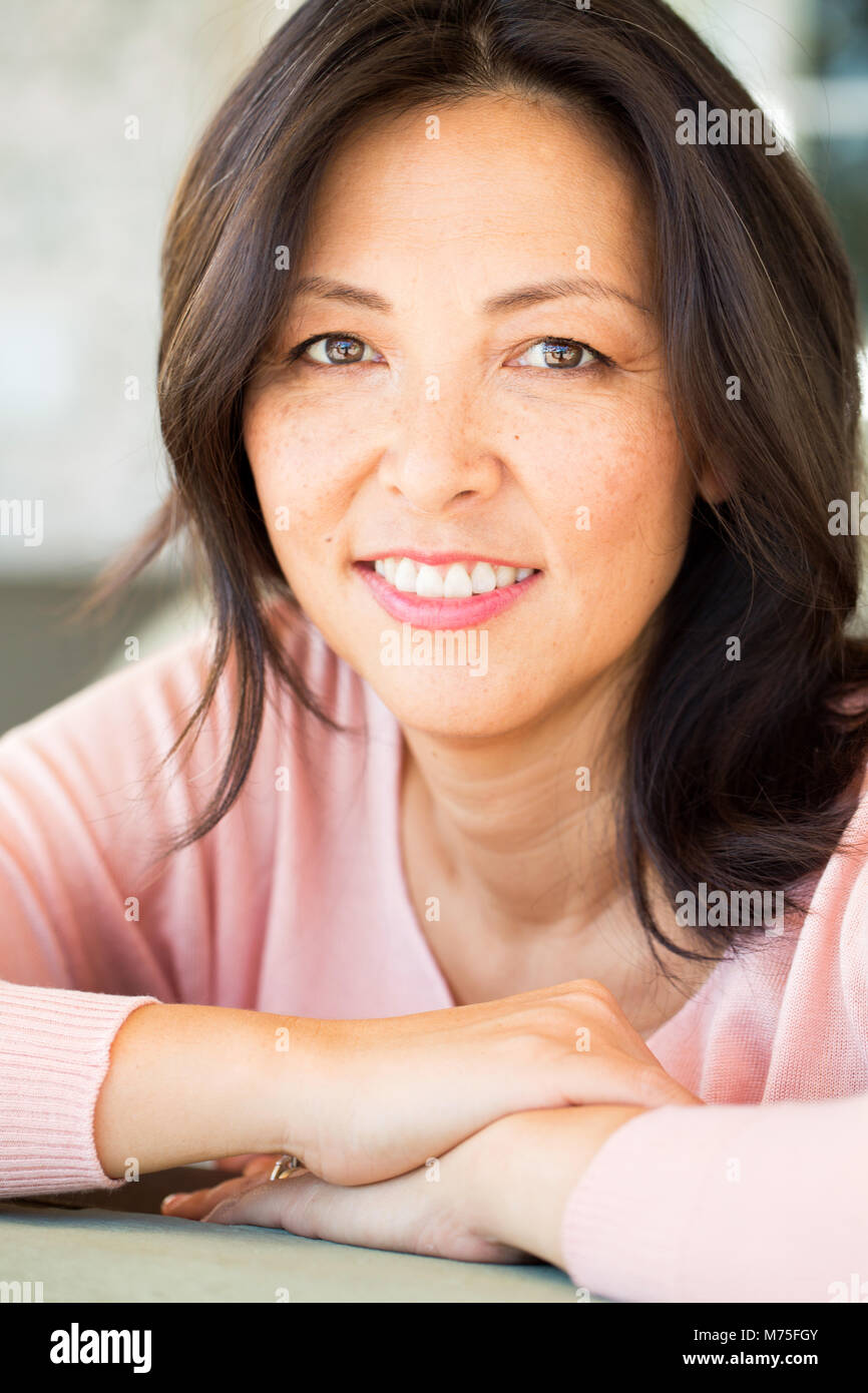 Portrait d'une femme asiatique en souriant. Banque D'Images