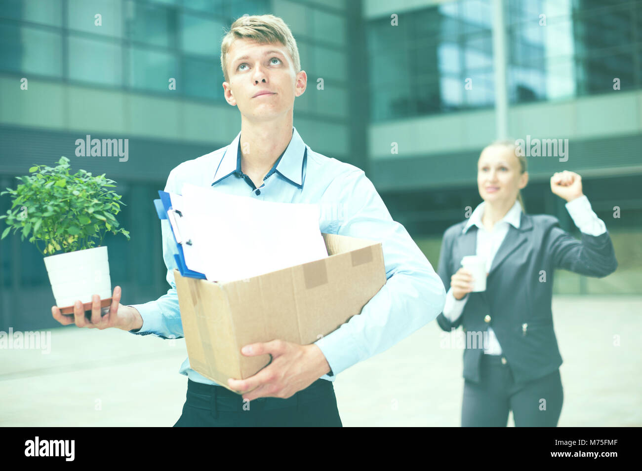 Boss femme est qui souhaitent bonne chance à l'employée de bureau sur les nouveaux lieux de travail. Banque D'Images